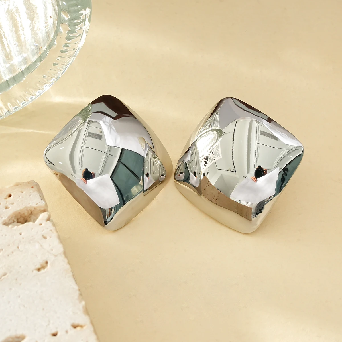 Simple and fashionable stainless steel earrings are suitable for daily wear by young women for commuting.