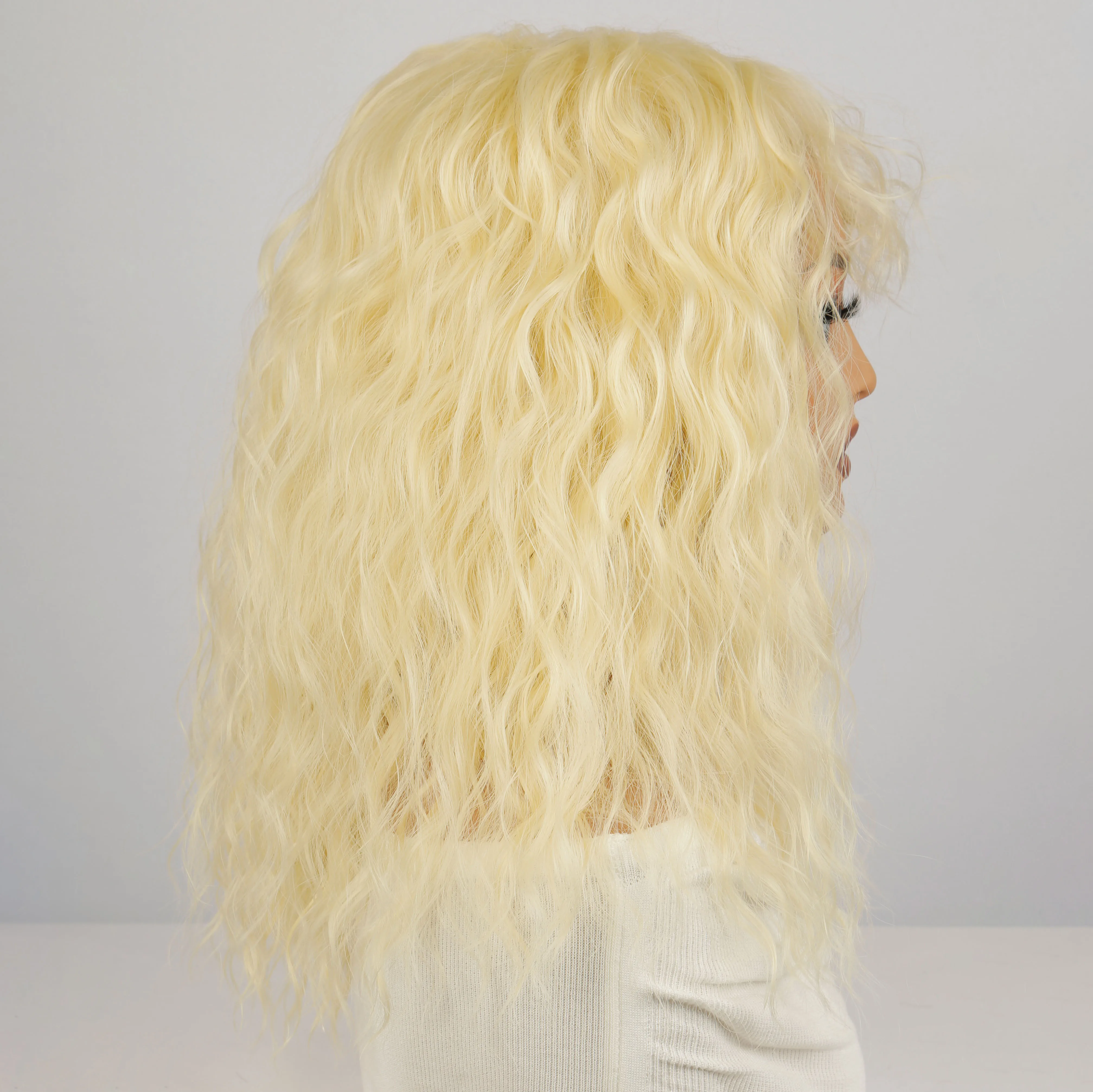 باروكة صناعية متوسطة الحجم أشقر ذهبي مموج مع غرة، شعر مستعار طويل مموج من الألياف المقاومة للحرارة مقاس 16 بوصة عالي الجودة للنساء