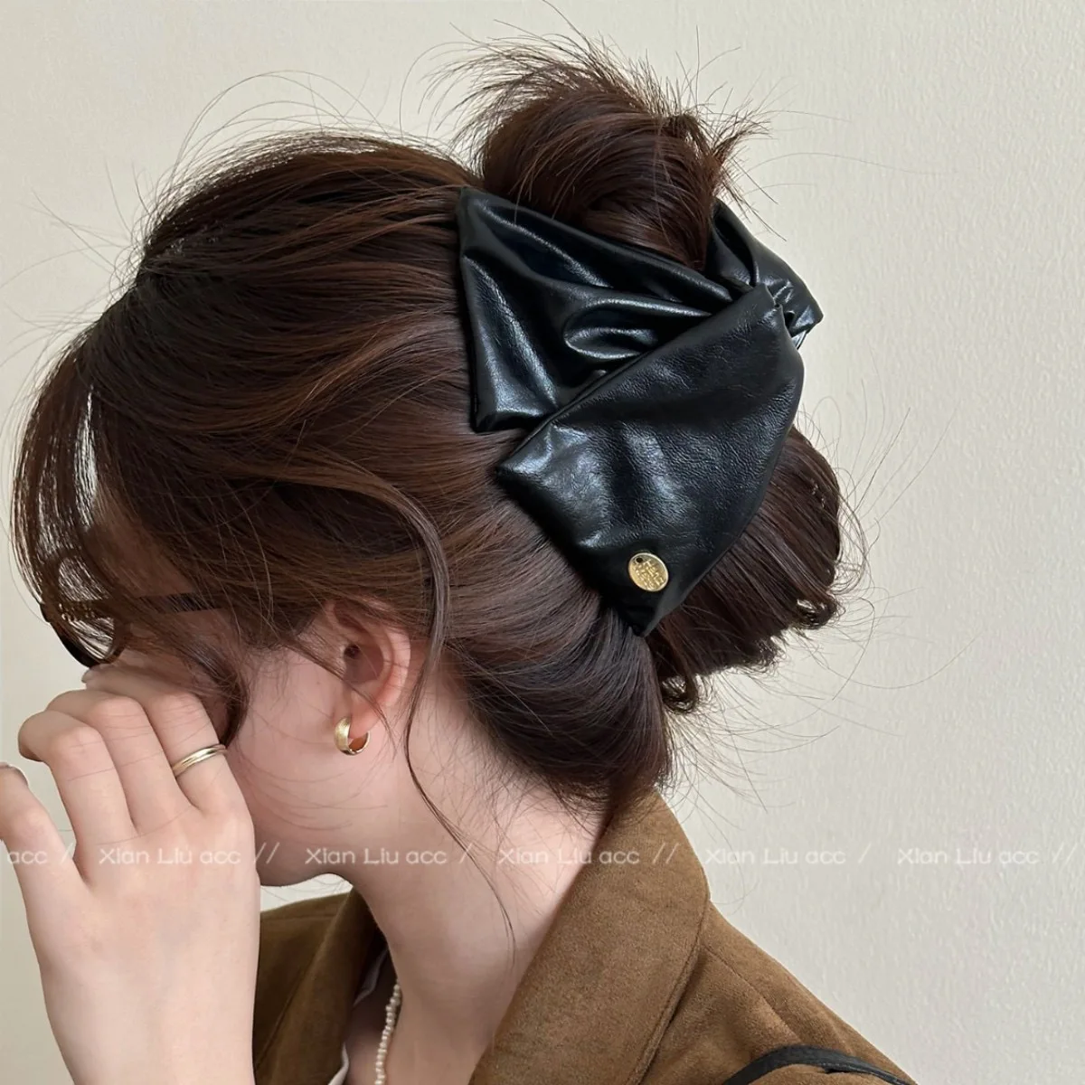 1 Stück hochwertige dreieckige Haarspange aus Leder, neue, stilvolle und fortschrittliche Haarnadel für den Hinterkopf, elegantes Haaraccessoire im Haifisch-Design – Detail 3