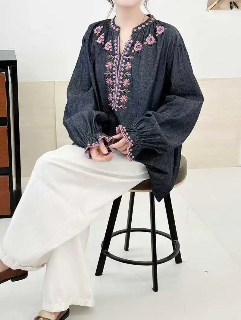 เสื้อเชิ้ตเดนิมแขนยาวฤดูหนาวปี 2025 ใหม่ ผู้หญิง คอวี ปักลายเรขาคณิต สไตล์โมริเกิร์ล วินเทจ ลายชนเผ่า ทรงหลวม รุ่น T5N552CC