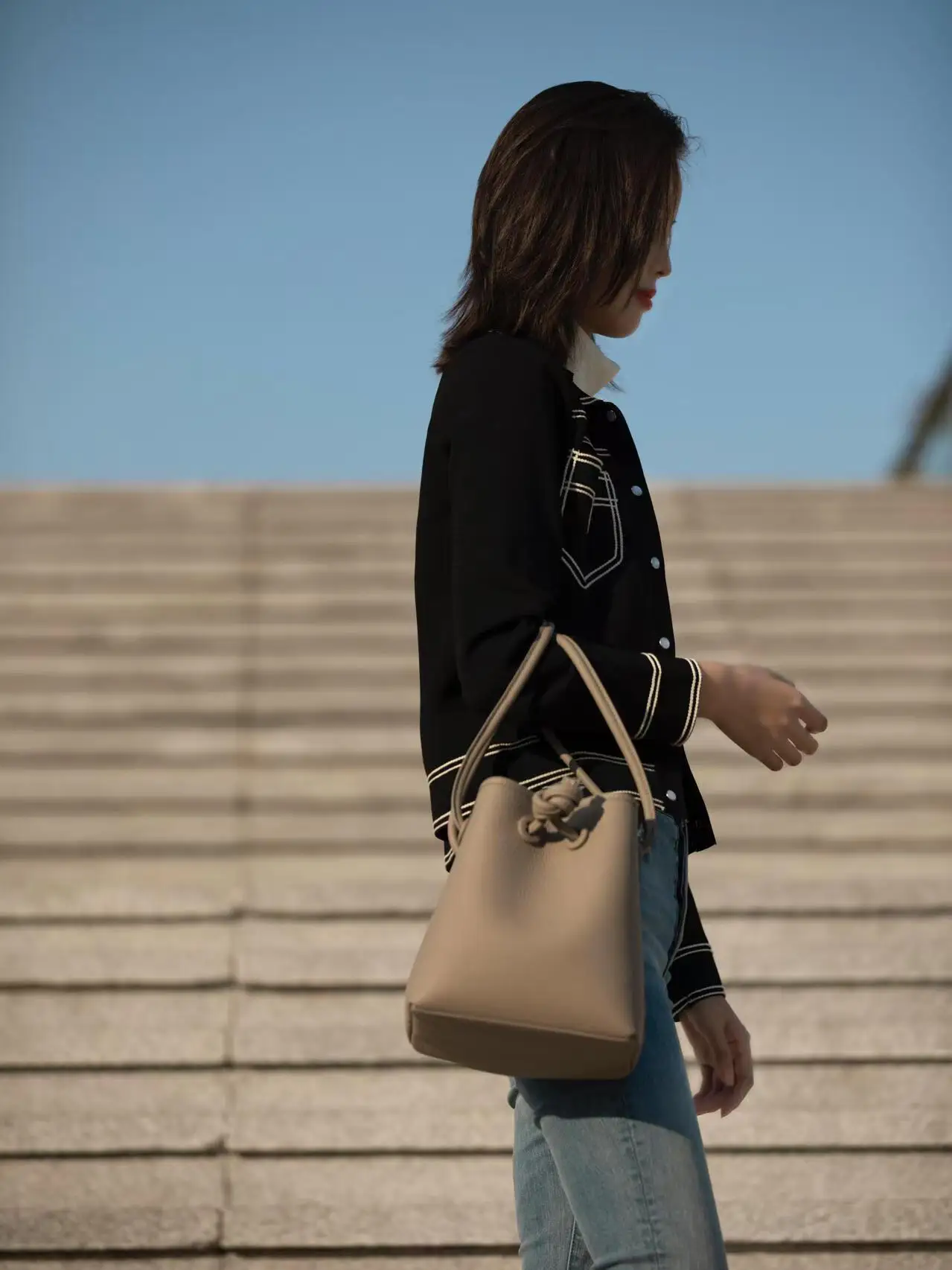 fashionable-bucket-bag-korean-style-drawstring-crossbody-small-leather-bag-popular-element-stitching-line-pure-color-bucket-bag