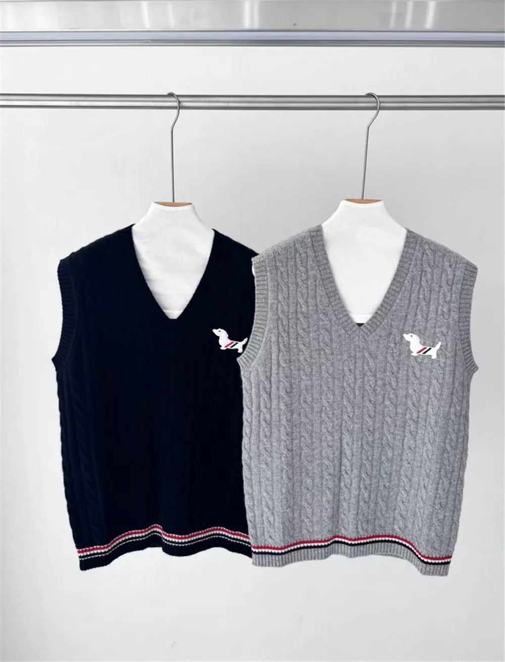 

25 Autumn/Winter New Women's V-neck 100% Cashmere Sleeveless Knitted Tank Top