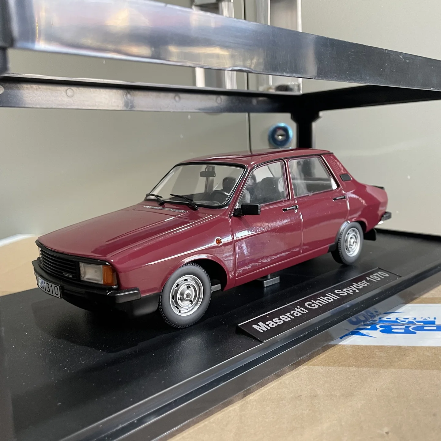 Escala 1:18 Triple9 aleación fundida 1993 Dacia 1310 L Sedan juguetes coches modelo clásicos Nostalgia regalos para adultos recuerdo pantalla estática