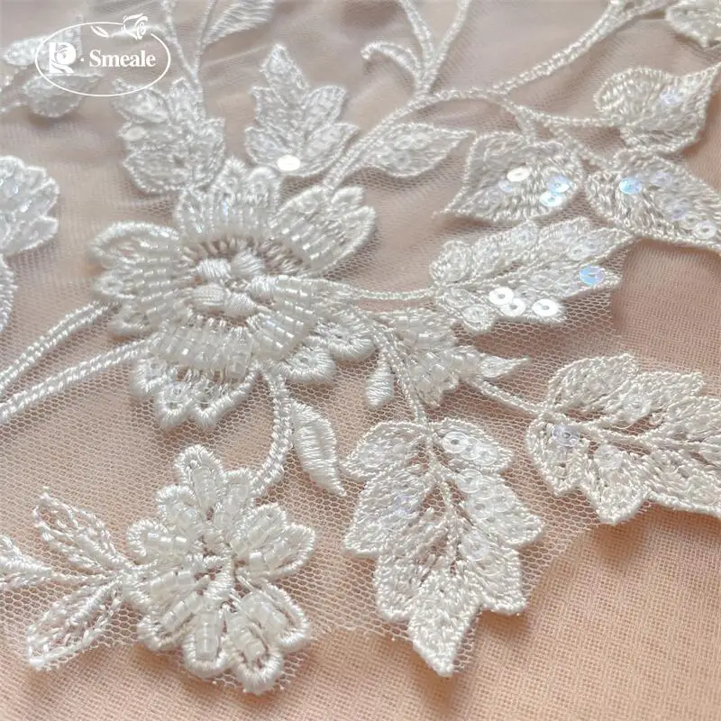 10 Stück und 2 Stück. Weiße Perlen-Spitzenblumen mit Spiegelblüten. Blumenblätter-Stickerei für Hochzeitskleider und Kopfschmuck. DIY-Nähzubehör-Patch. – Detail 6