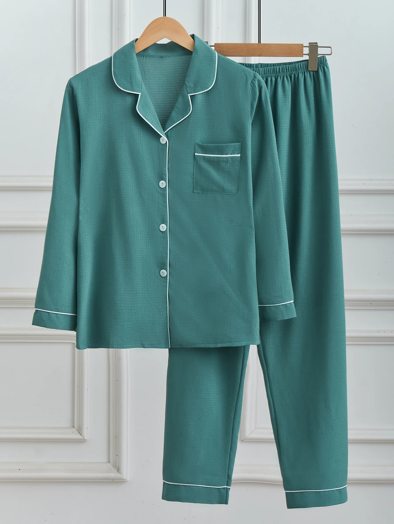 Damen-Pyjama-Set mit langen Ärmeln – lässiges, einfarbiges Oberteil mit geknöpfter Tasche und langer Hose, gewebter Polyester-Pyjama für Erwachsene für den Herbst/ – Detail 17