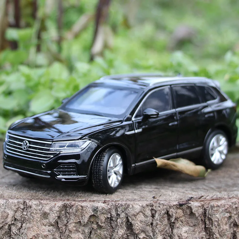 1: 32 Touareg Touan POLO alloy car model with shock absorption, sound and light decoration, a friendly gift for children.