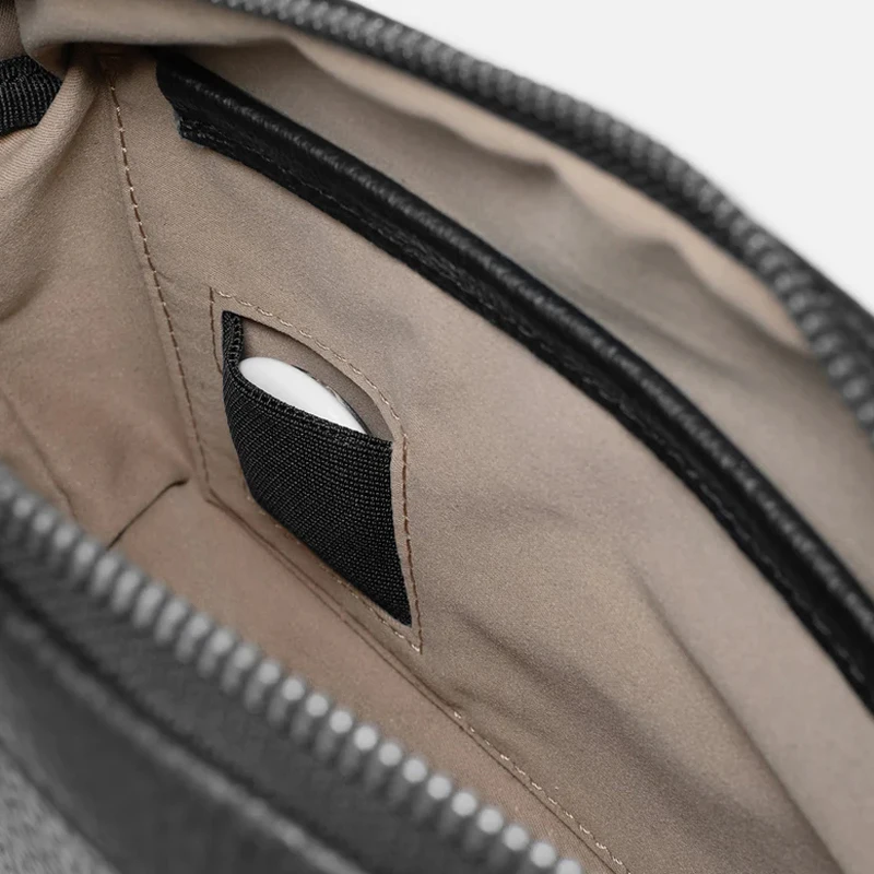 PEBBLED Leather GRAMS 28 157 Essential Sling Black Leather Men Crossbody Bag