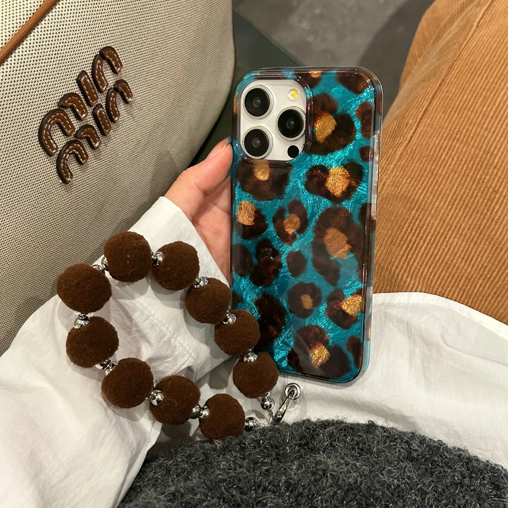 Blue brown leopard print suitable for iPhone case 16 15 14 13 12 Pro max fashionable retro brown fur ball bracelet