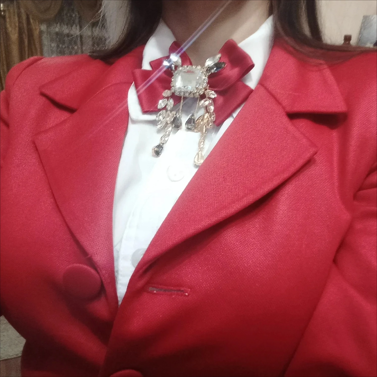 بروش على الطراز البريطاني العتيق للنساء - دبوس طوق على شكل ربطة عنق من حجر الراين والشرابة - مجوهرات قميص على شكل زهرة من القماش الأنيق #3