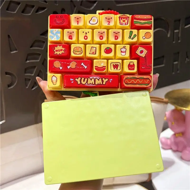 Heißer Anime 26-Tasten-Tastatur-Schlüsselanhänger Stressabbau-Fidget-Spielzeug Tastaturknopf Finger-Clicker Rucksack-Anhänger Weihnachtsgeschenk 1 Stück – Detail 10