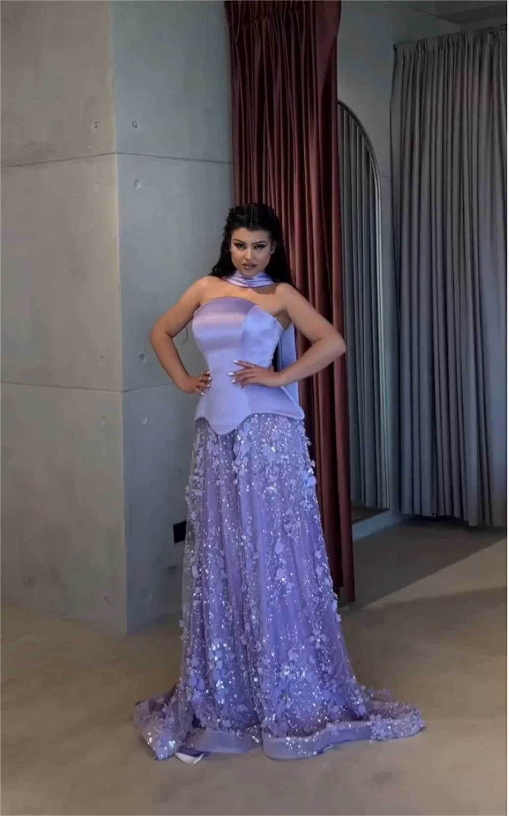 فستان كونتيسا دبي للحفلات الراقصة باللون الأرجواني المخصص مع وشاح وتنورة مزينة من فيستدوس دي نوش بدون حمالات للمناسبات المسائية الرسمية