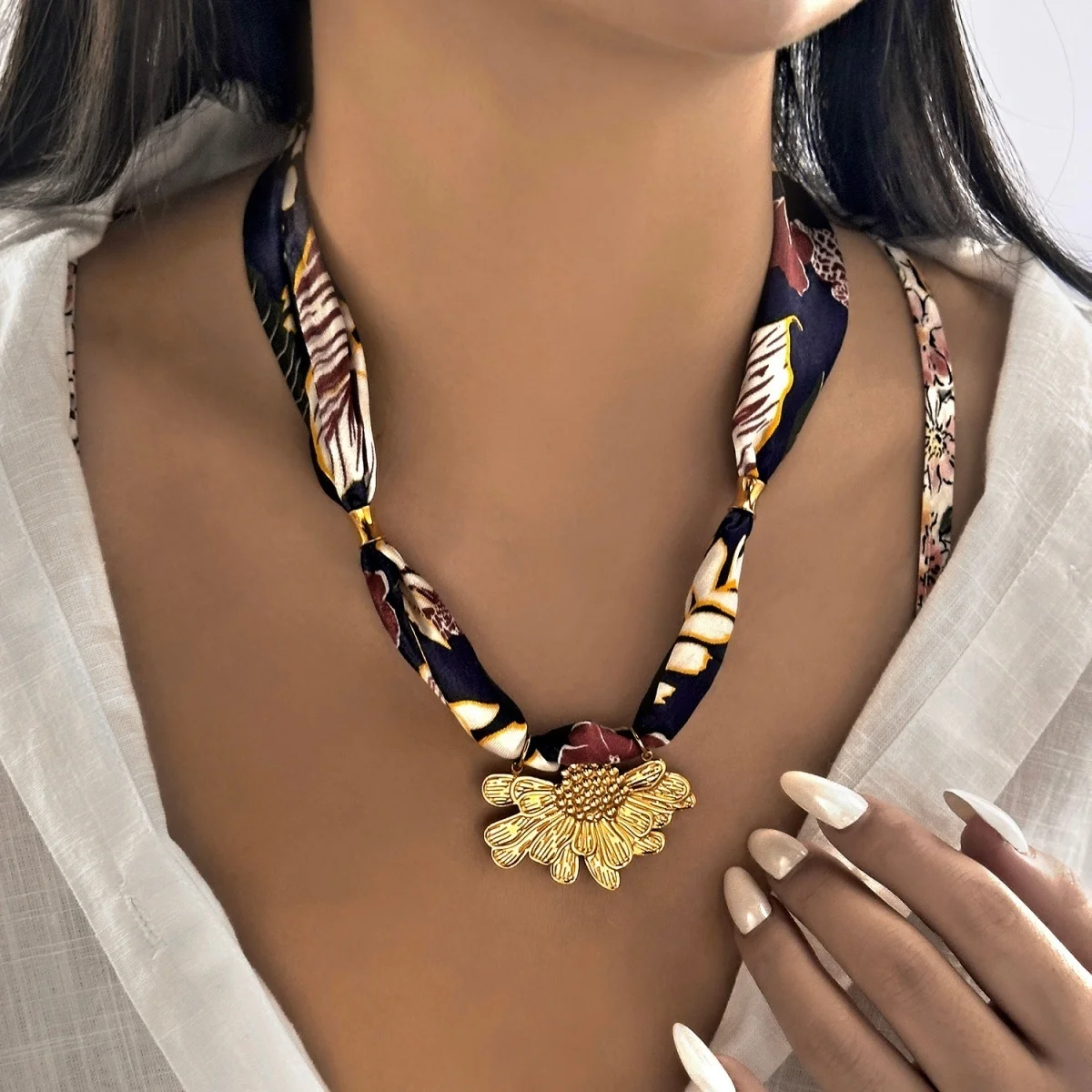 Botanisch bedruckter marineblauer Schal, Edelstahl-Halskette mit geprägten Blumen für Damen, unregelmäßiger Acryl-Perlen-Choker-Schmuck – Detail 20
