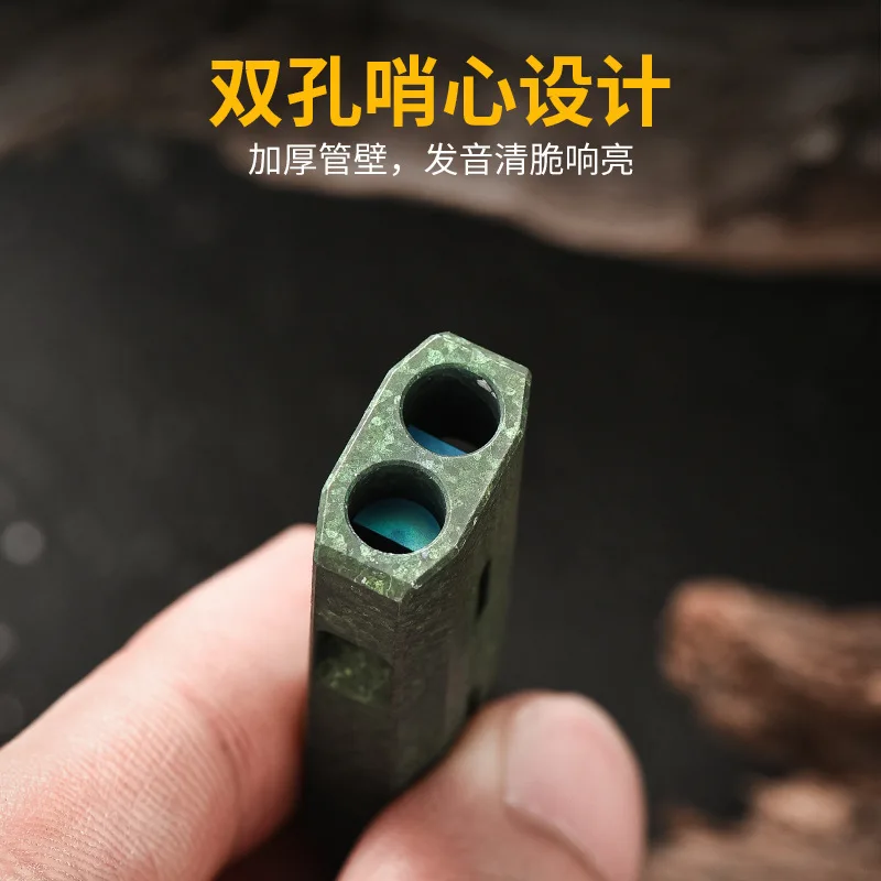 صفارة من سبائك التيتانيوم edc متعددة الوظائف للبقاء على قيد الحياة في الهواء الطلق؛ صفارة قلادة معلقة على شكل مدرب بوصلة عالية النبرة.