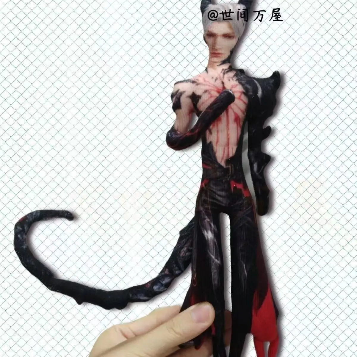 Un ratón con esqueleto, amor y espacio profundo, Sylus, extremidades separadas en espacio profundo, muñeco de peluche con forma de dragón, peluche abstracto