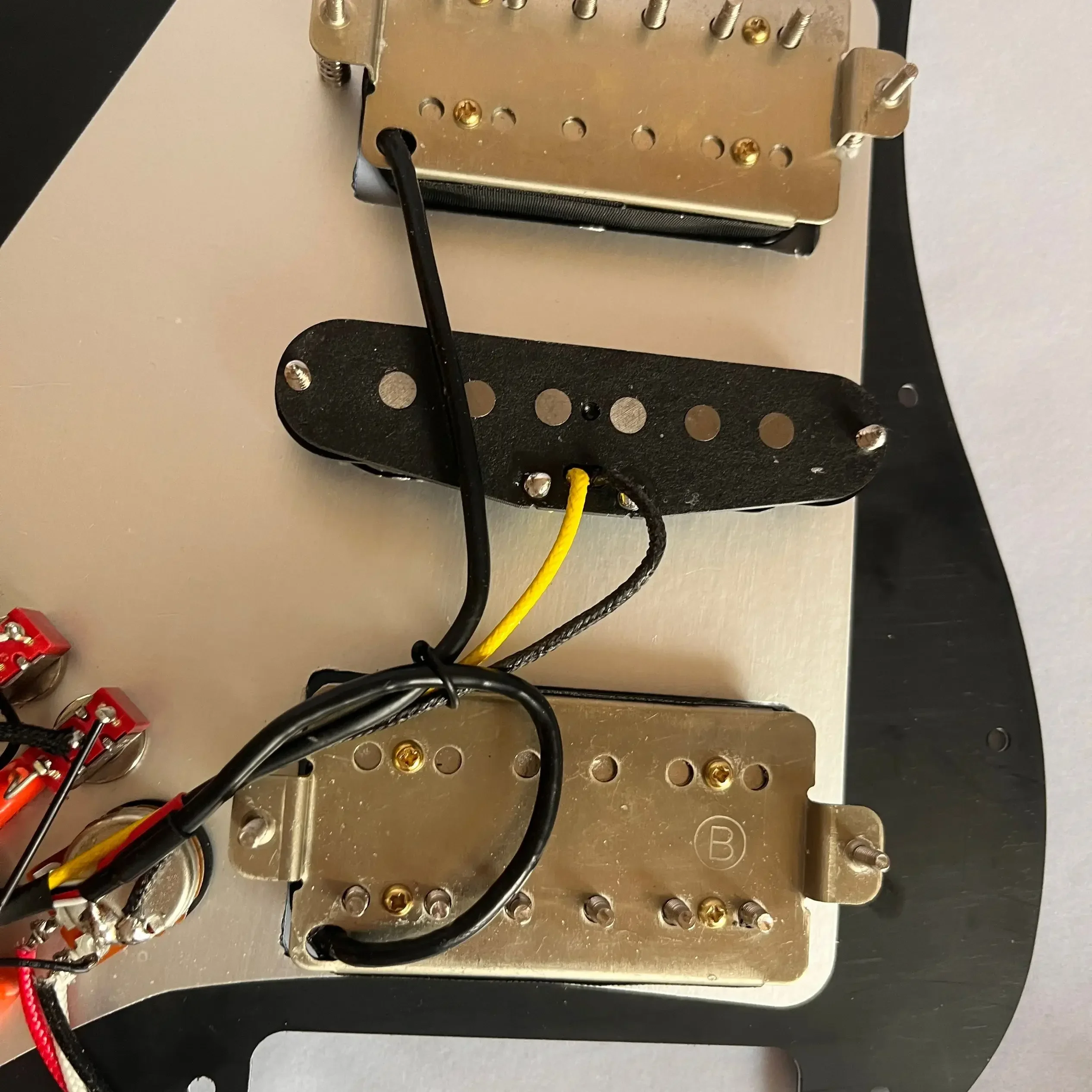 مجموعة HSH المحملة مسبقًا St Pickguard 3Ply 11 فتحة سوداء Ainico 5 هامبوكر التقاطات لفائف تقسيم التبديل متعدد لـ FD ST #5