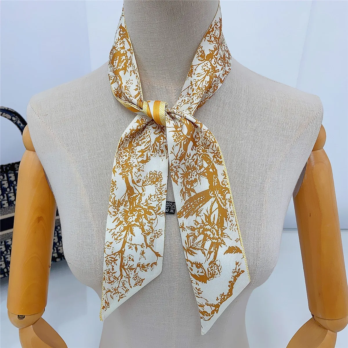 Design Fashion Square Silk 2024 Scarf Women Hairband Printed Small Satin Shawls Foulard Neckerchief Female Headbands Bandana