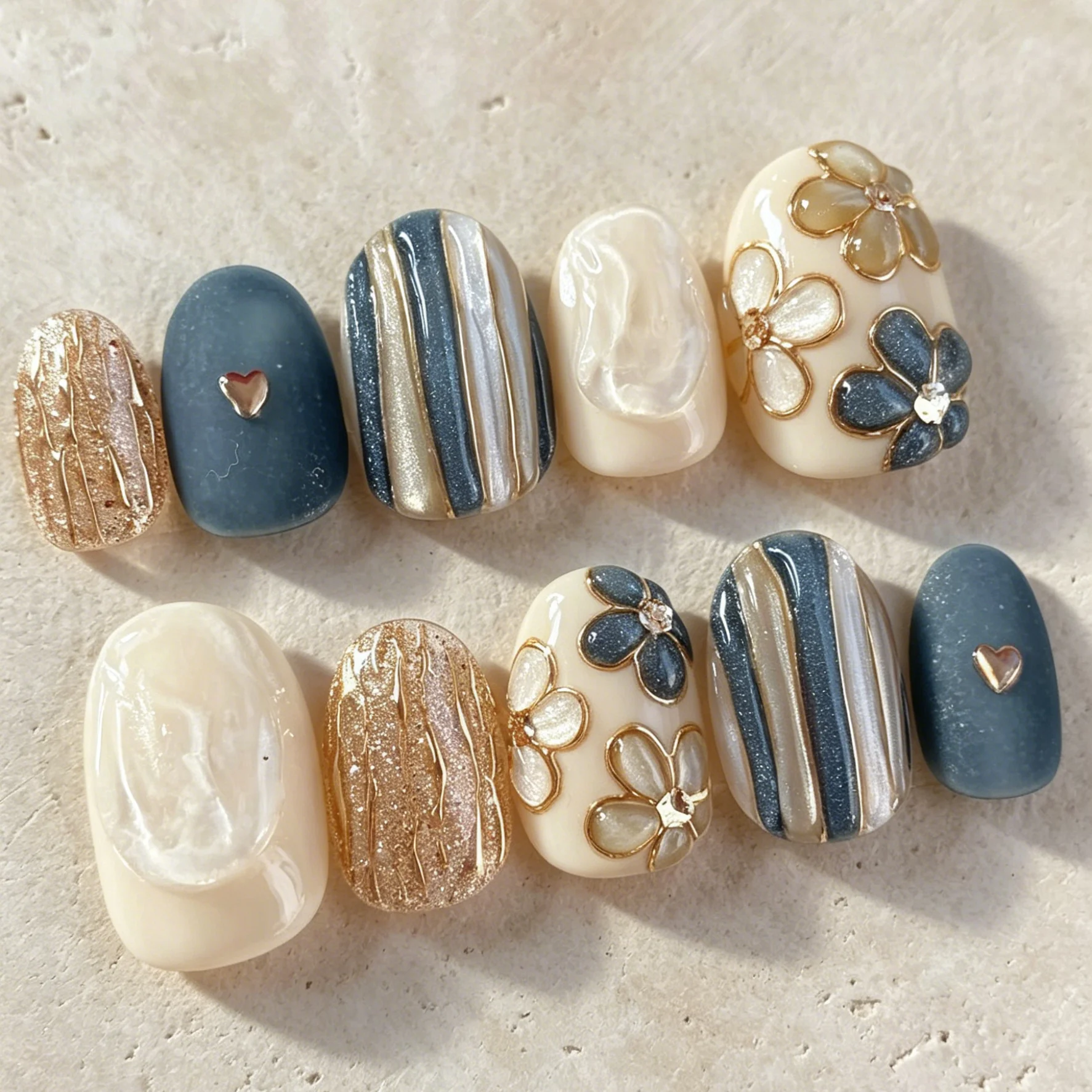 10 Stück handgepresste kurze ovale Nägel, schöne künstliche Nägel, neblig-blaue milchig-weiße vergoldete Blumen, geeignet für Frauen – Detail 3