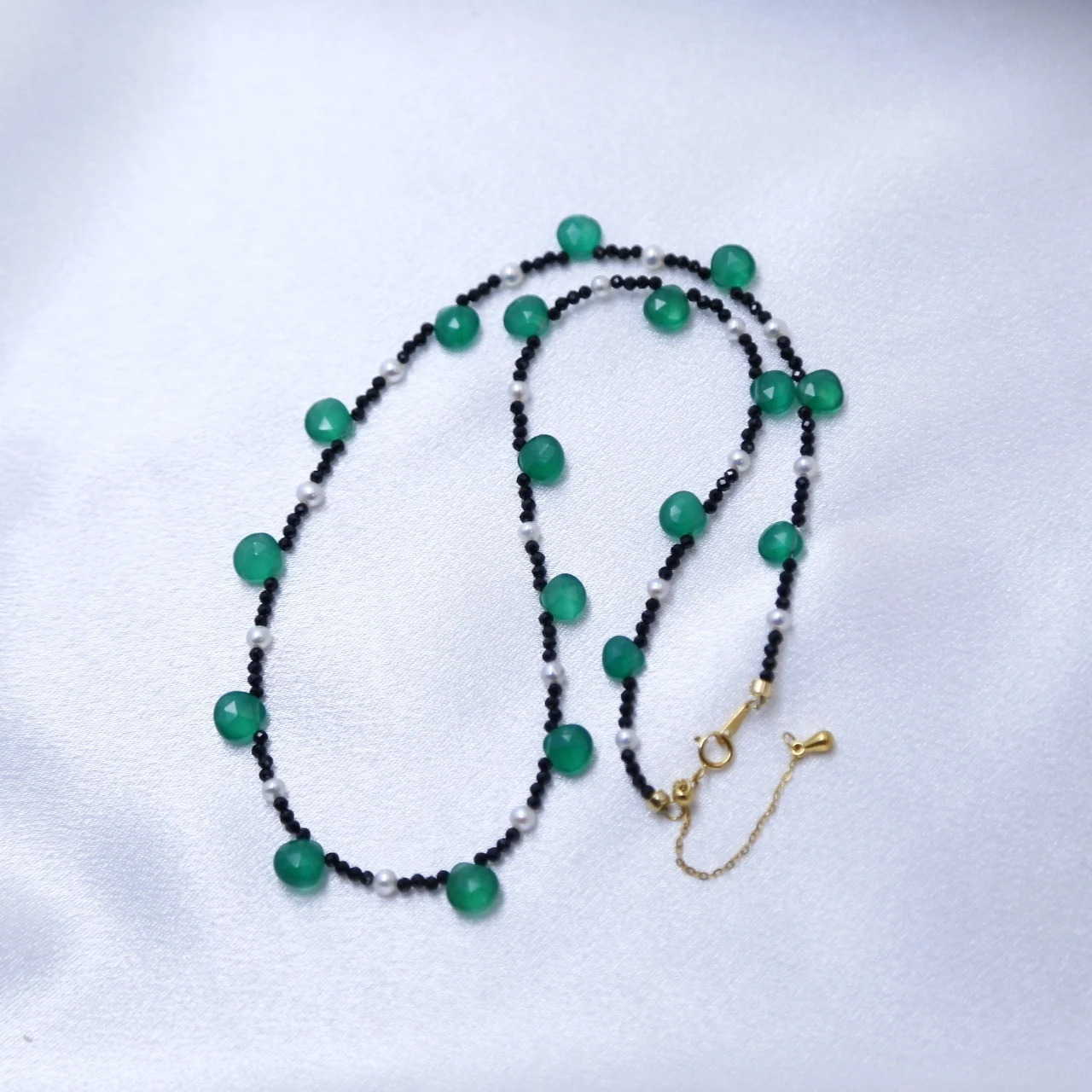 

Изысканное ювелирное украшение: колье с черным шпинелем, пресноводным жемчугом и зеленым халцедоном