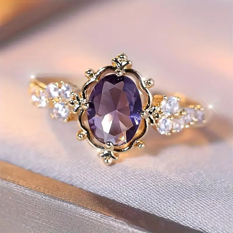 Huitan Eleganter Damenring in Goldfarbe für Hochzeit, Verlobung, luxuriöses Zubehör, eingelegt mit leuchtendem lila CZ, Modeschmuck, Damengeschenk