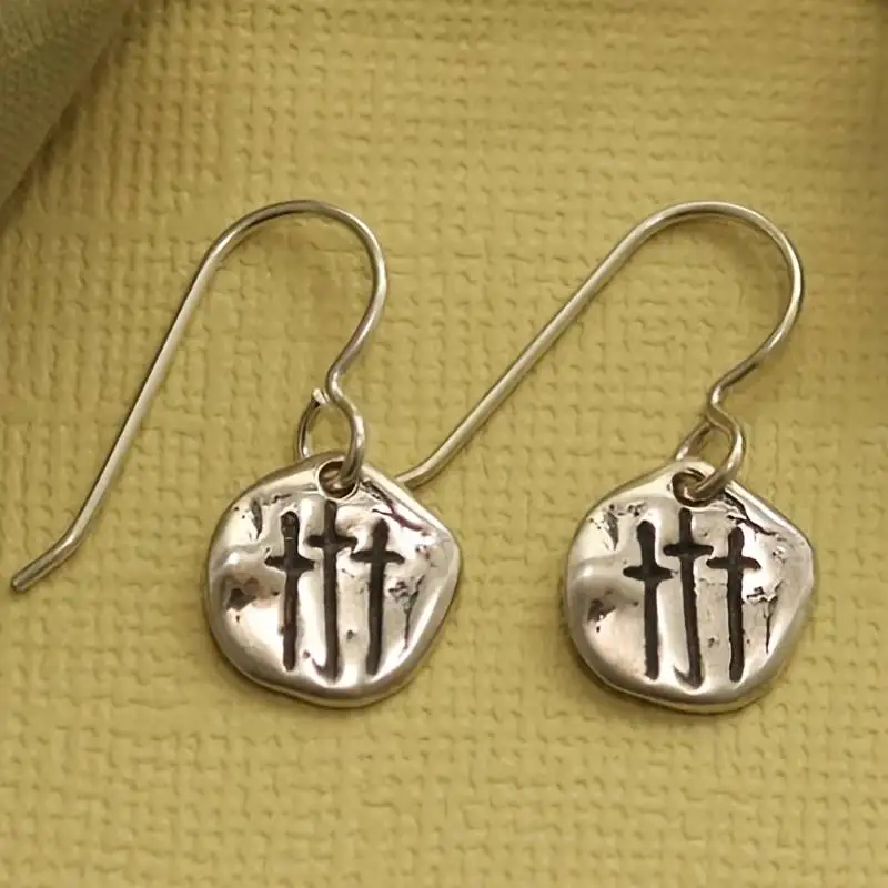 Retro hammered pattern irregular round-shaped engraved cross pendant earrings for ladies, suitable for parties and gatherings.