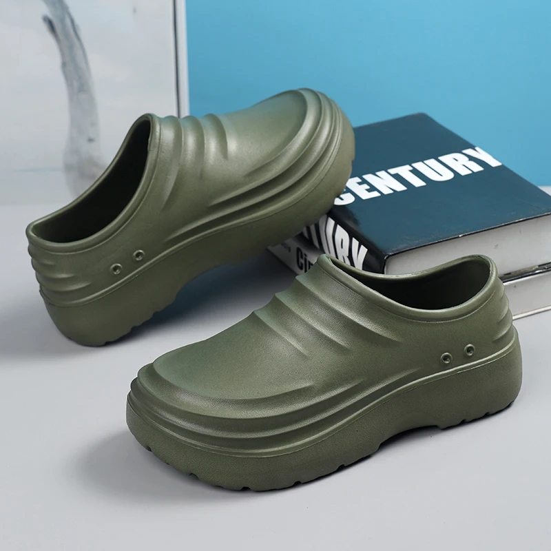 A Pair of Summer Men's Closed-Toe Waterproof and Oil-Proof Sandals, Wear-Resistant and Non-Slip Work Shoes, Durable for Hotel Kitchens and Dining Halls