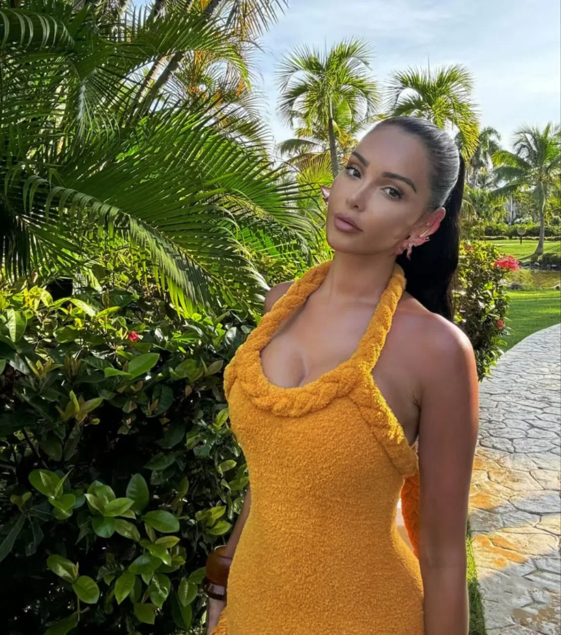 เดรสสั้นเปิดหลังประดับพู่เซ็กซี่สำหรับฤดูใบไม้ร่วงและฤดูหนาว  ชุดเดรสหรูหราสำหรับผู้หญิง สายเดี่ยว  ชุดราตรีงานเลี้ยงค็อกเทล งานพรอม สีเหลือง ปี 2025