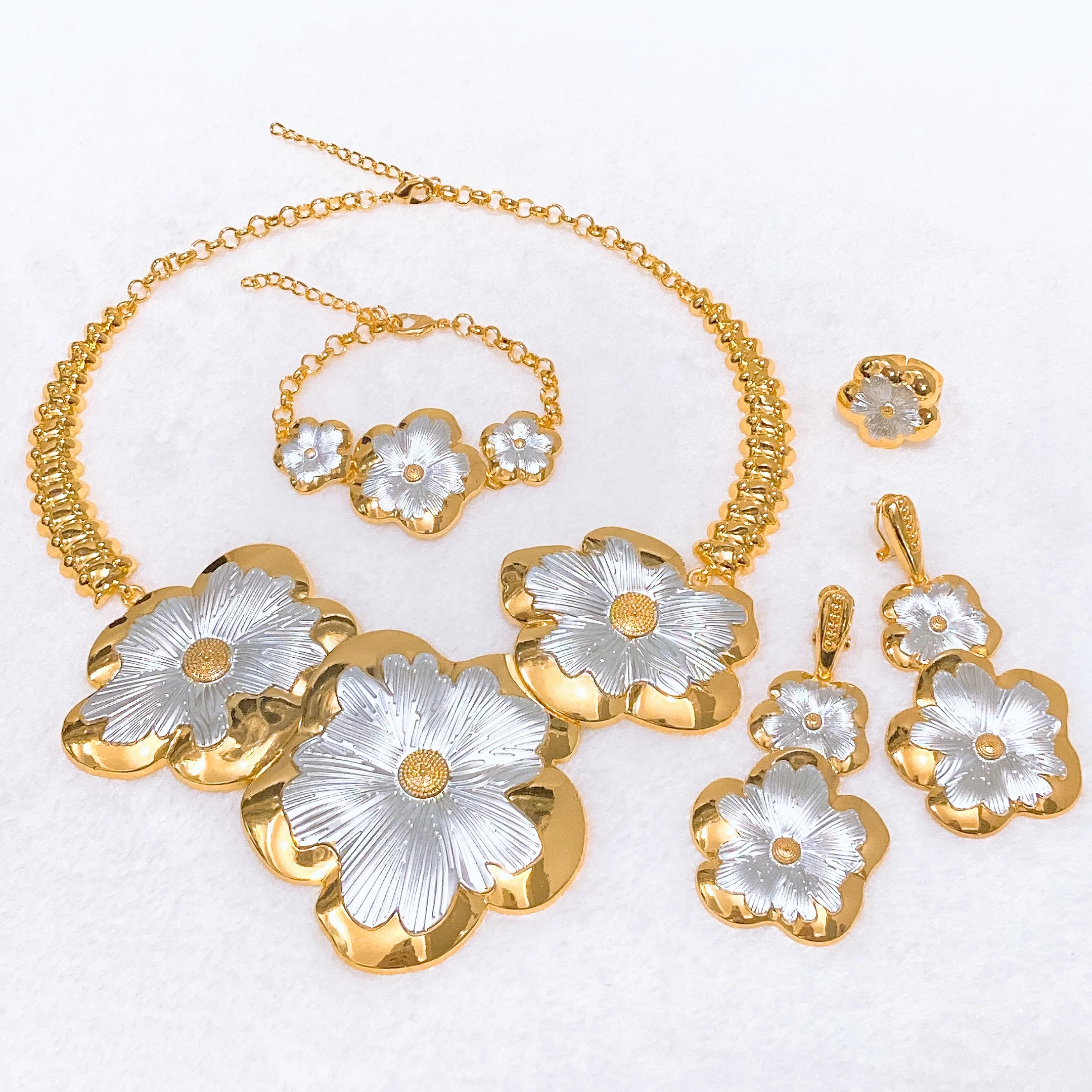 

Luxury Fine Two Tone Flower Shape Light Weight Jewelry Set Fashionable Gold Plated Necklace Bracelet Earrings Ring 4PC Jewellery