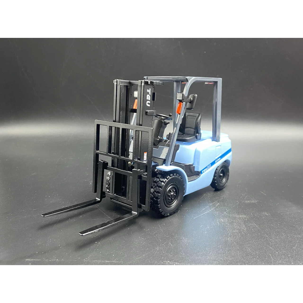 

Diecast 1:20 Scale TEU 30 Forklift New Energy Stacker Engineering Vehicle Alloy Car Model Collectible Toy Gift Souvenir