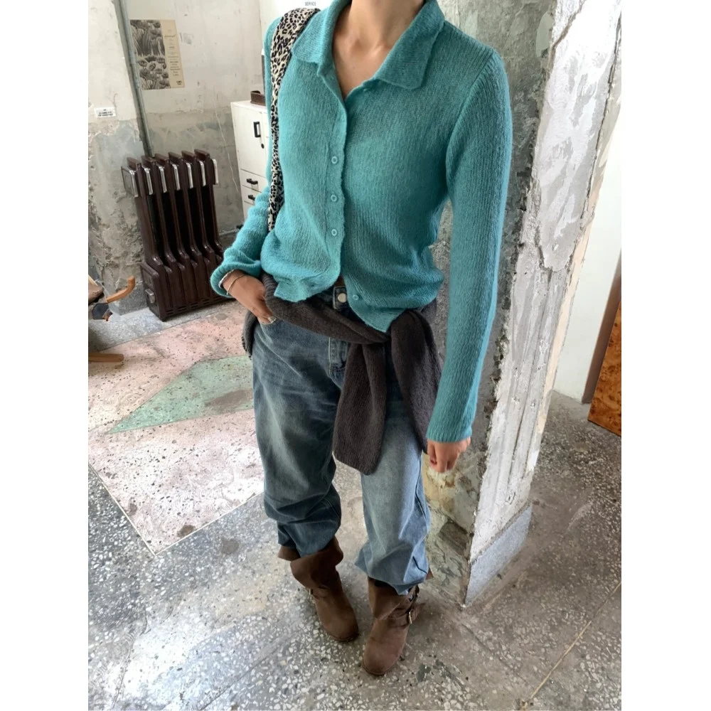 Elegancka, długa dzianina damska zapinana na guziki, miękka, wyszczuplająca bluzka, modna, idealna na uczelnię i do ulicy, odpowiednia na różne okazje.