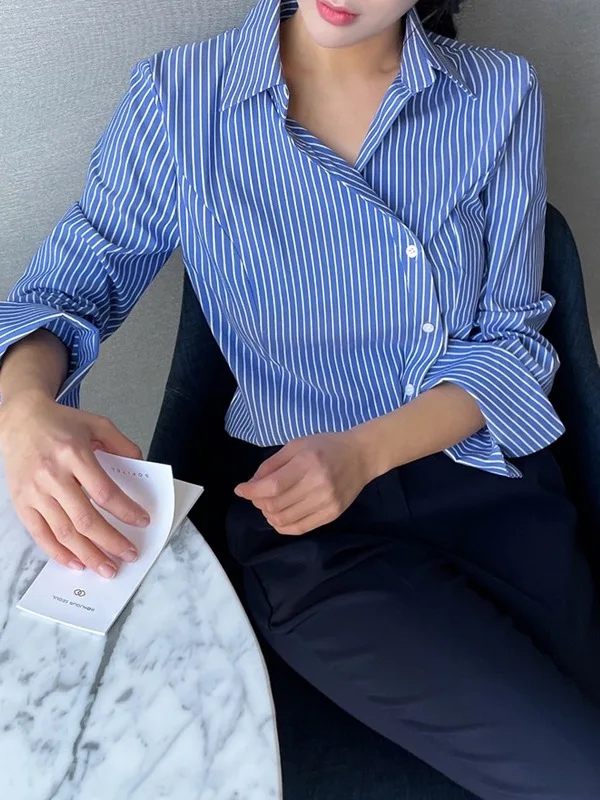 เสื้อเชิ้ตผู้หญิงทรงตรง แขนยาว ลายทาง สไตล์ชิค สำหรับฤดูใบไม้ผลิและฤดูใบไม้ร่วง ดีไซน์กระดุมแถวเดียวแบบไม่สมมาตร ปกเสื้อพับได้ ใช้งานได้หลากหลาย