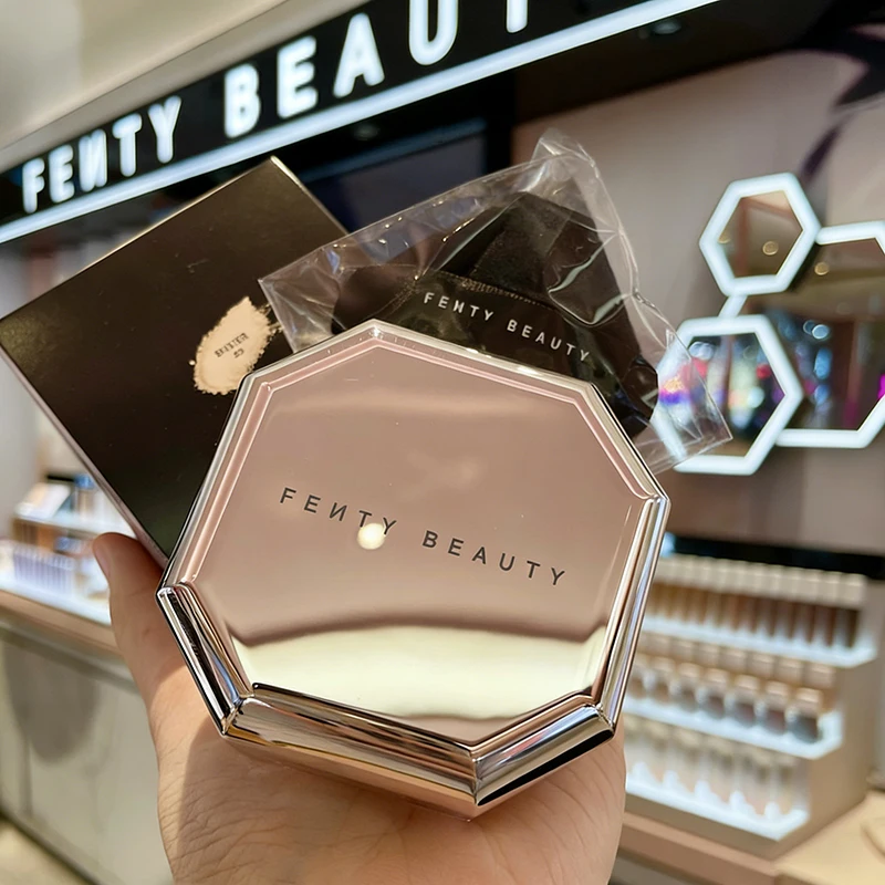 

Пудра для фиксации макияжа Fenty Beauty Delicate Setting Powder: стойкая, без эффекта пыли, контролирует жирность, увлажняет, естественно осветляет. Косметика.