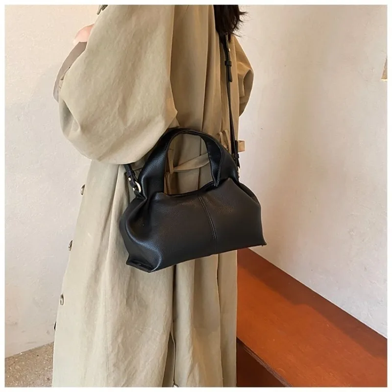 Mini-Halbmond-Umhängetasche, kompakt & stilvoll mit Wildleder-Finish und Bärenmotiv, kleine Kapazität für alltägliche Freizeitaktivitäten & Arbeit – Detail 9