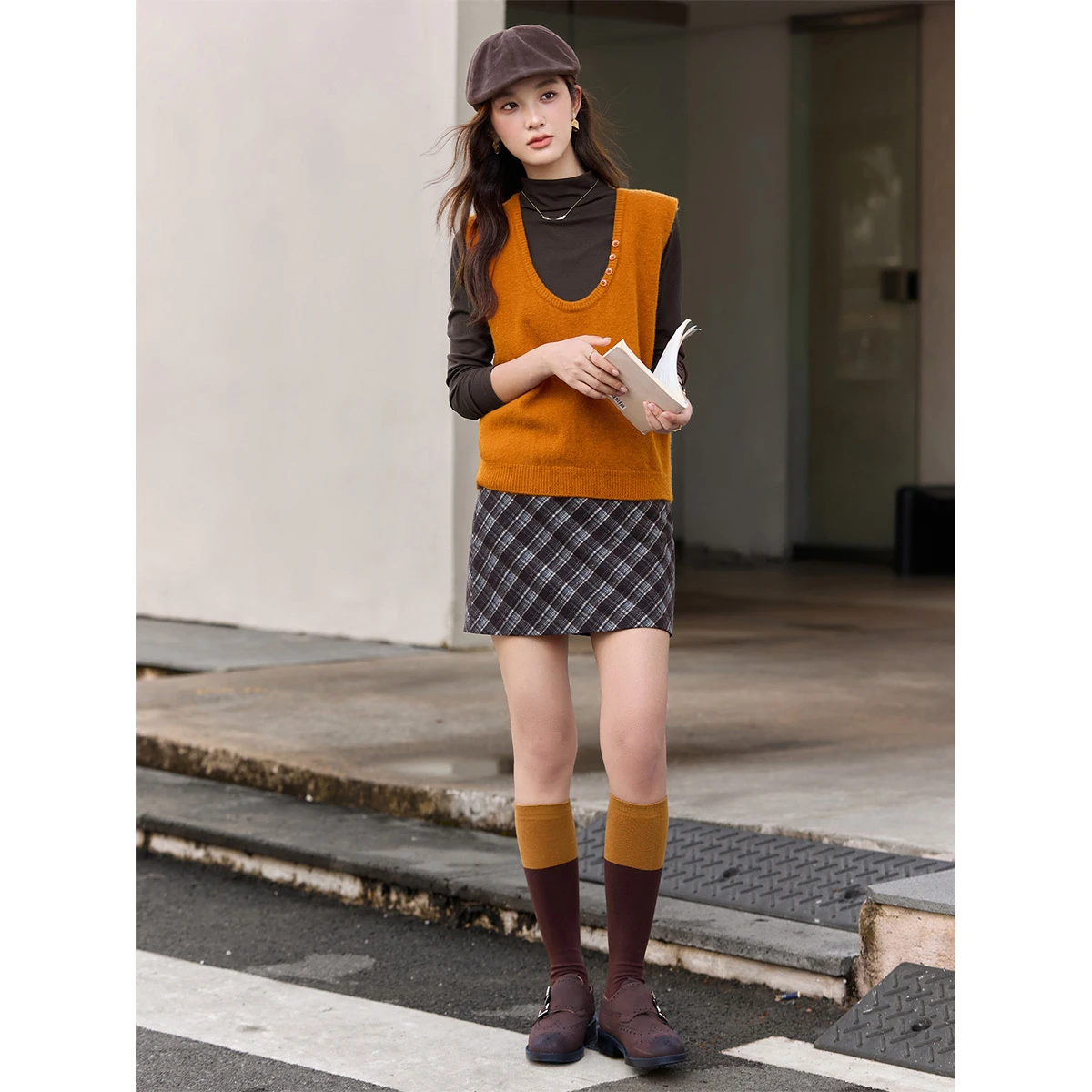 مجموعة VIMLY النسائية المتماسكة لخريف 2025 سترة متماسكة بأزرار على شكل حرف U وسترة متماسكة بلون سادة وياقة مدورة ملابس عصرية لافتة للنظر 30368