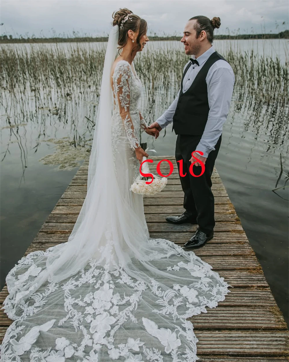 Vestidos de novia de Organza blancos de ensueño personalizados, vestidos de novia de lujo con cuello en V y hombros descubiertos, vestido de novia de cola de capilla de manga larga