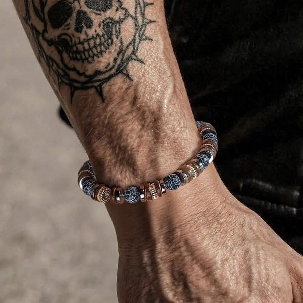 1-teiliges Herren-Perlenarmband, entworfen mit Holz-, Vulkanstein- und Metallperlen, elastisches Armband, geeignet für den täglichen Gebrauch – Detail 2