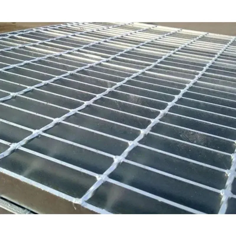 

Решетка из оцинкованной стали с квадратным отверстием. Платформа. Сварная стальная пластина. Металлическая промышленная дренажная канавка. Стальная пластина для слива пола.