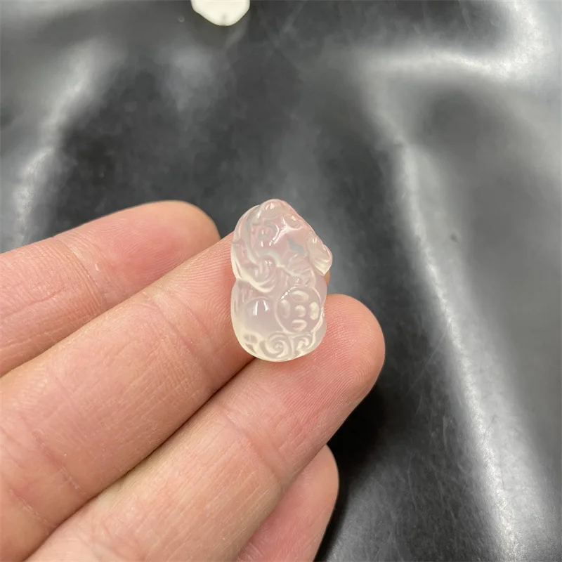 Cheap Jade Natural Genuine Goods White Chalcedony Three-Dimensional Little Bunny Pendant White Agate Small Size Pi Xiu Pendant