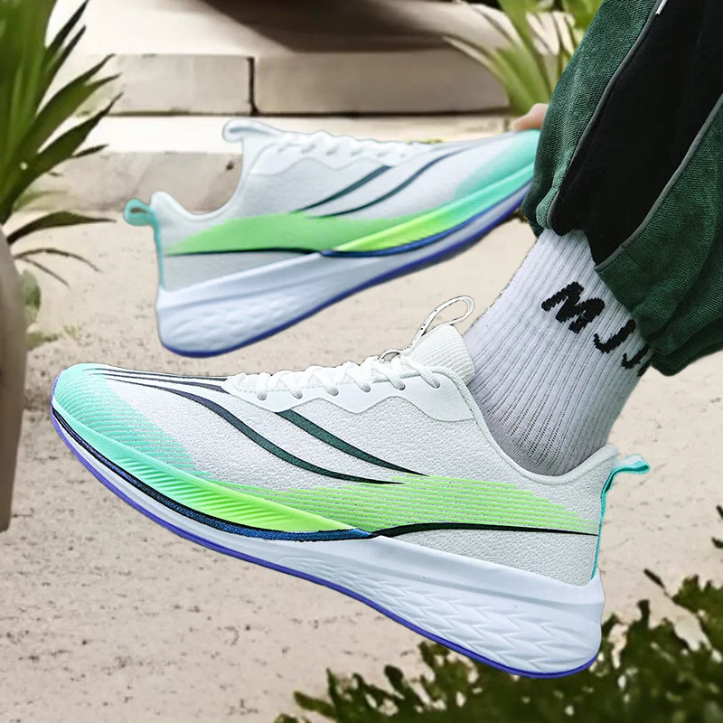 

Простые и стильные спортивные кроссовки, визуально удлиняющие и стройнящие ноги, подходят для любого сезона, мягкие, эластичные и амортизирующие.