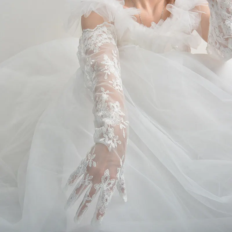 62 cm lange Spitzenhandschuhe aus Tüll-Mesh, halbtransparent, einfarbig weiß, mit Blumenmuster, modisch, für Abendveranstaltungen, Hochzeiten, Brautzeremonien, elegante Manschetten. – Detail 2