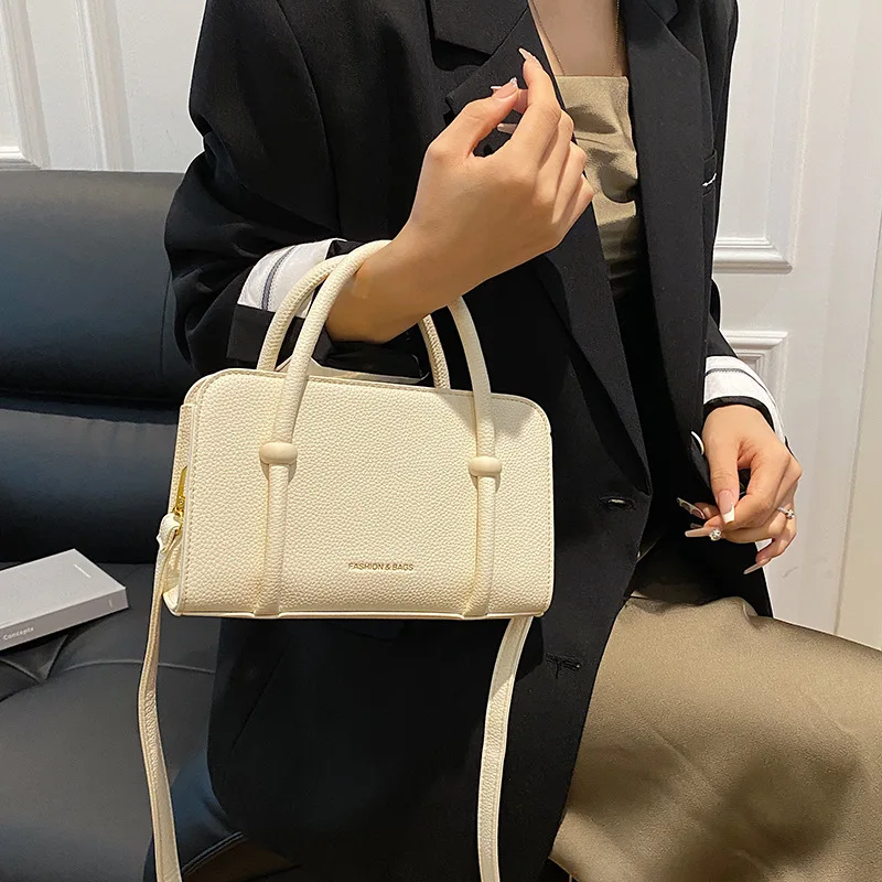 

New in 2025: Women's Stylish Portable Small Square Bag High Texture Niche Design, Versatile Shoulder Messenger Bag for Commuting