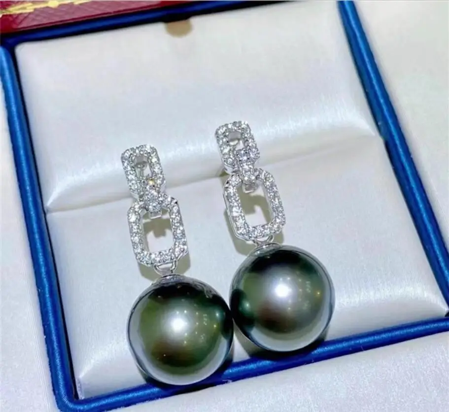 

Потрясающая пара круглых серег с натуральным черным жемчугом Южных морей диаметром 10–11 мм, диаметром 9–10 мм, 9–10 мм.