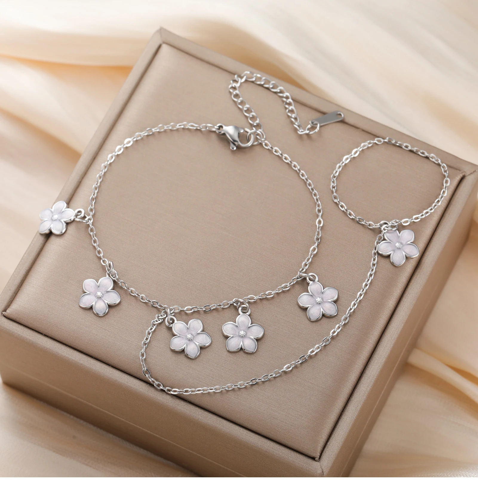 CoolTime Niedliche Armbänder aus Edelstahl mit rosa Blüten und Ring, zierliche Emaille-Sakura-Kette, verstellbar, Geschenk für Frauen – Detail 13