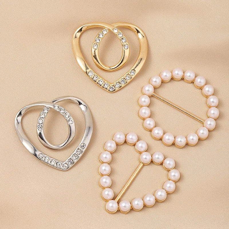 

Heart-Shaped Pearl And Rhinestone Buckle On The Hem Of A Shirt - A Magical Tool For Securing Scarves