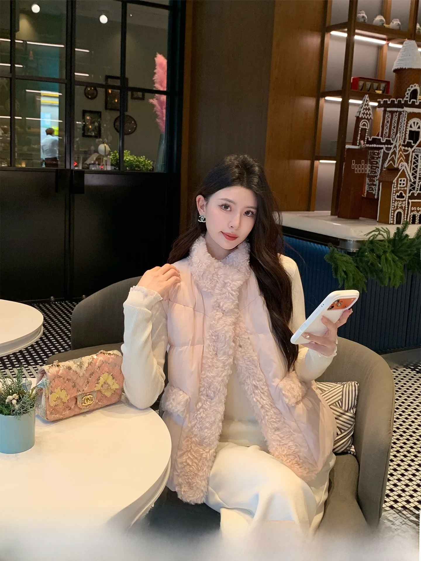 

Женский утепленный розовый пуховый жилет Kun Total свободного кроя из укороченной нейлоновой ткани с наполнителем из пуха, однотонный