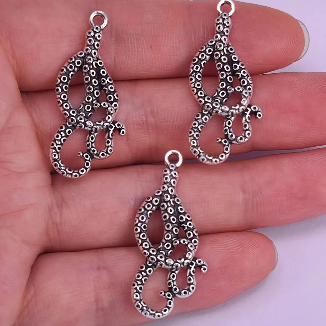 5pcs ancient silver color 3 roots octopus tentacles pendant charm for DIY women man Accessories