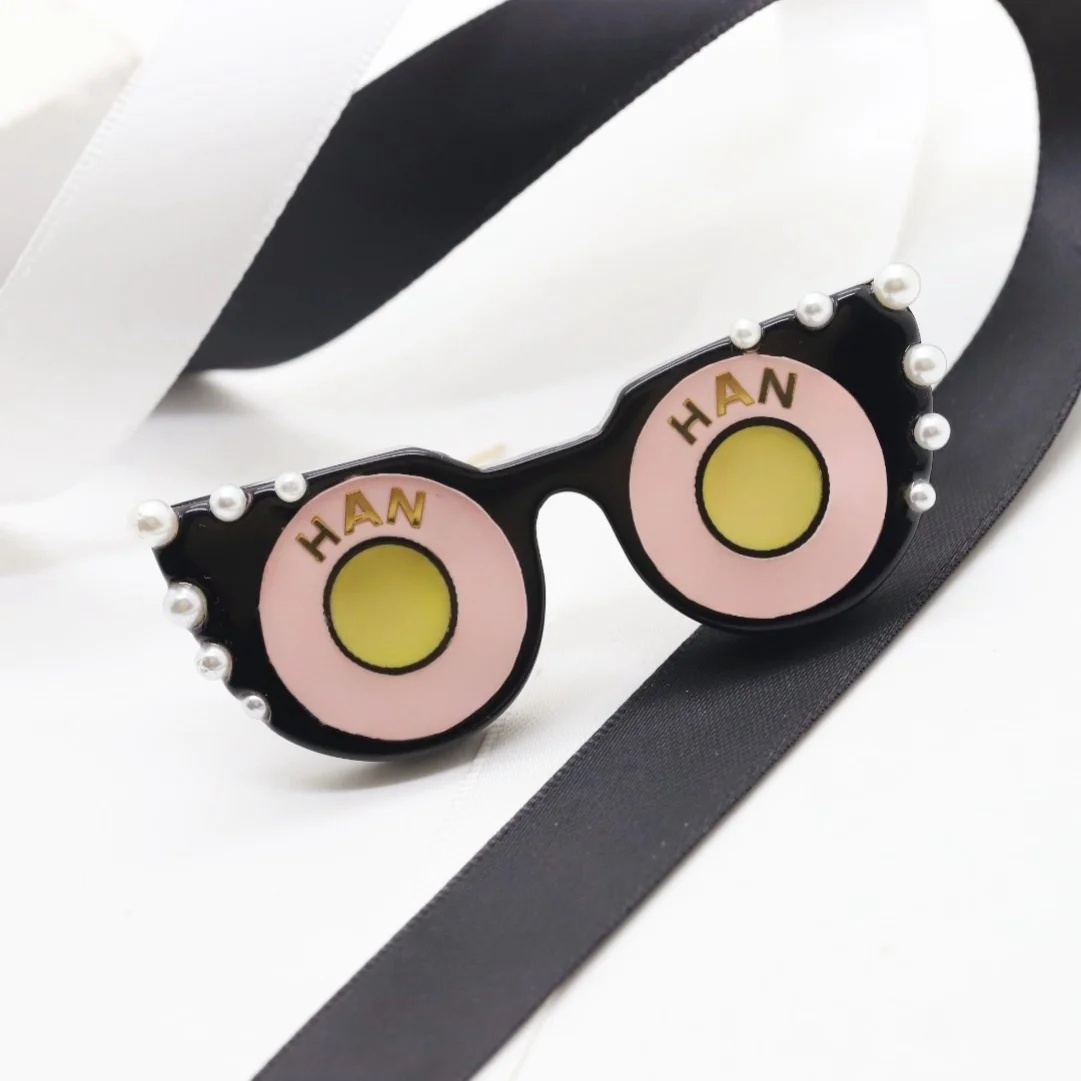 The new European and American explosive Chinese fashion pearl sunglasses acrylic high-end brooch