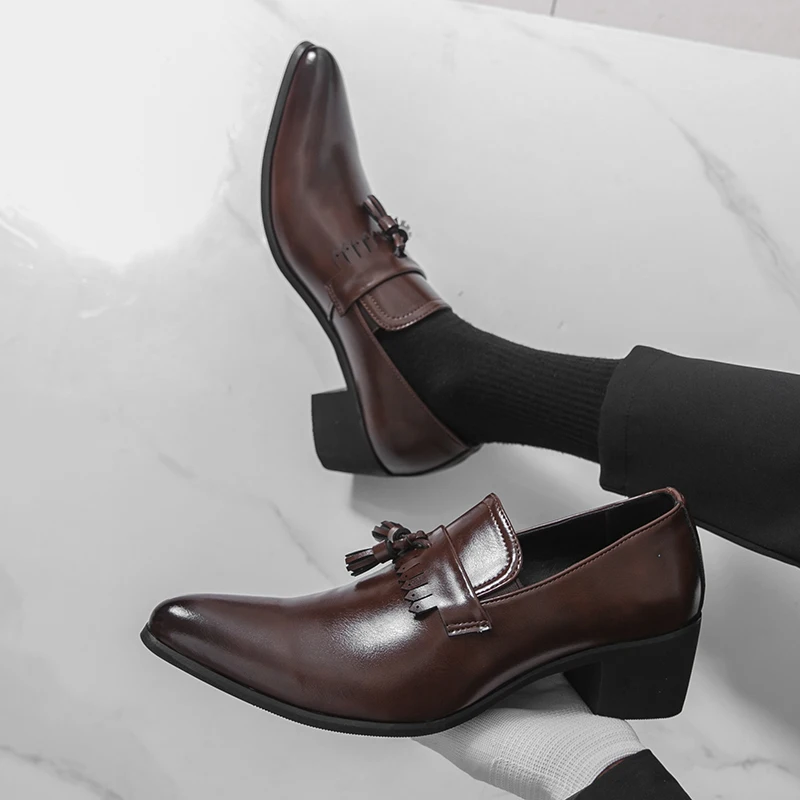 

Мужские повседневные кожаные туфли на толстой подошве. Повседневные и элегантные туфли в британском стиле для вечеринок 38–46. Лидер продаж, классические туфли с кисточками. Черный, коричневый. Новинка.