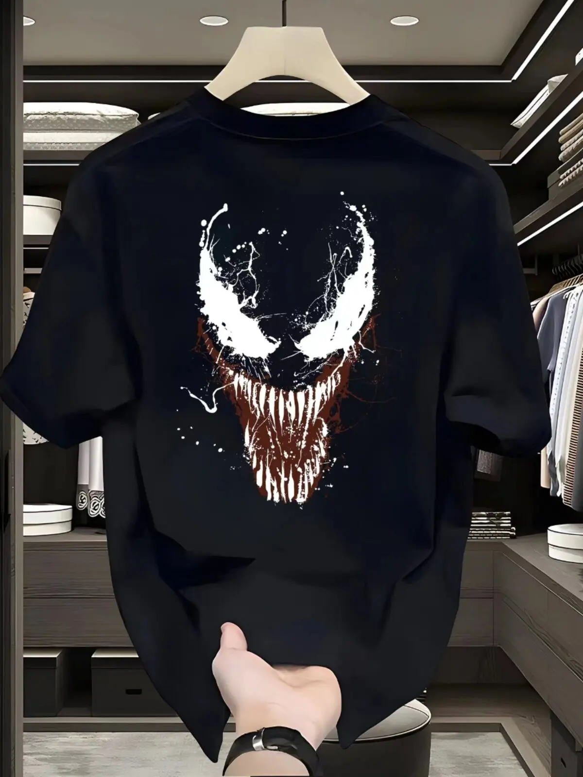 Camiseta Masculina 2026 Nova Estampa Venom nas Costas Estilo Tinta Respingada Algodão Verão Manga Curta Gola Redonda Oversized Preta Streetwear