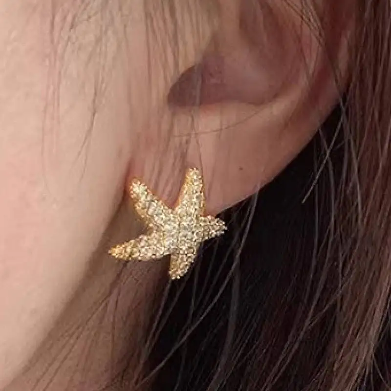 Huitan Niedliche Seestern-Ohrstecker für Damen, goldfarben, süße Party, Verlobung, bezaubernde Accessoires, eingelegter glänzender CZ-Chic-Schmuck