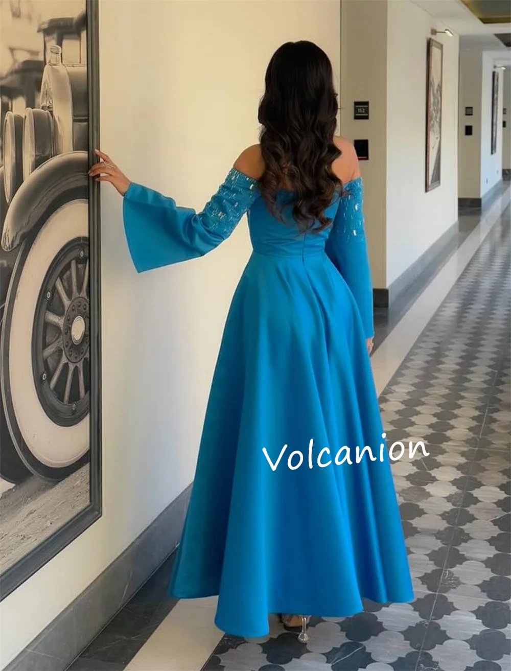 تخصيص Charmeuse مطرزة ألف خط خارج على الكتف فساتين متوسطة الطول مناسبة مخصصة حفلة موسيقية رائعة رسمية عالية الجودة